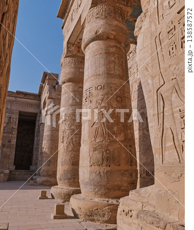 メディネト・ハブ神殿の石柱レリーフ—古代エジプトの神々と象形文字 メディネト・ハブ神殿の石柱レリーフ—古代エジプトの神々と象形文字 138587572