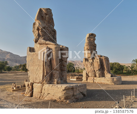 メムノンの巨像2体—ルクソール西岸に立つ古代エジプトの遺跡 138587576