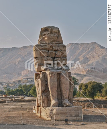 メムノンの巨像と背後の山景—ルクソール西岸の古代遺跡 メムノンの巨像と背後の山景—ルクソール西岸の古代遺跡 138587577