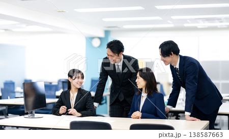 談笑中のビジネスパーソン 138587663