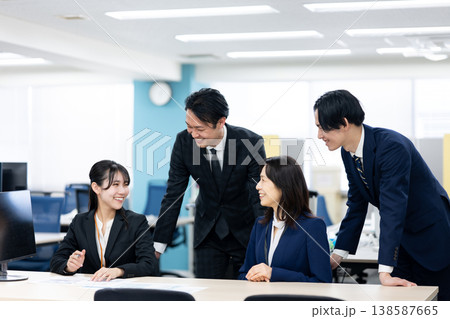 談笑中のビジネスパーソン 談笑中のビジネスパーソン 138587665