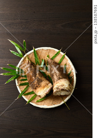 ざるに盛った泥付きの筍 138587691