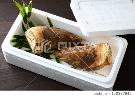 発泡スチロールの箱に入った泥付きの筍 発泡スチロールの箱に入った泥付きの筍 138587843