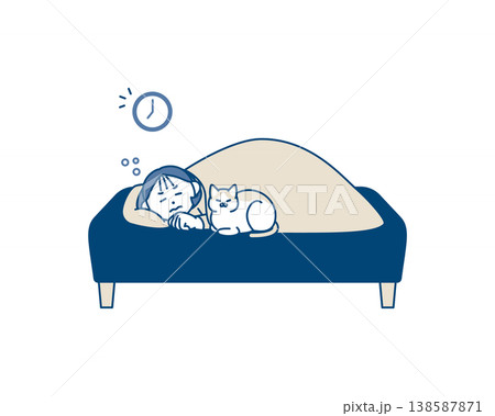 眠くてベッドからなかなか抜け出せない女性 138587871