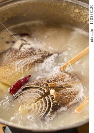 筍を米糠で下茹でする 138588126