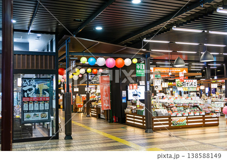 JR越後湯沢駅　がんぎどおりでお買物　新潟県南魚沼郡湯沢町 138588149