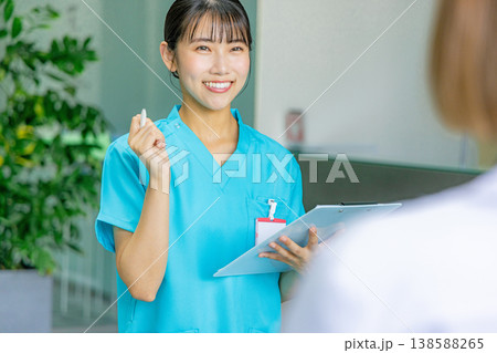 ナース　診察　女性 138588265