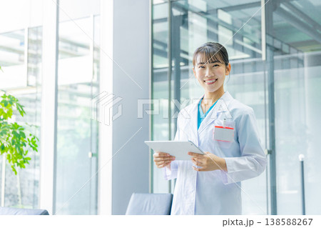若い医師 138588267
