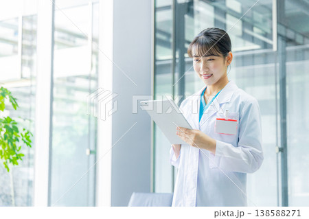 若い医師 138588271