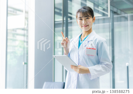 若い医師 138588275