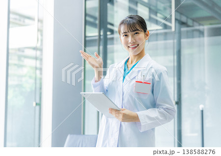 若い医師 138588276