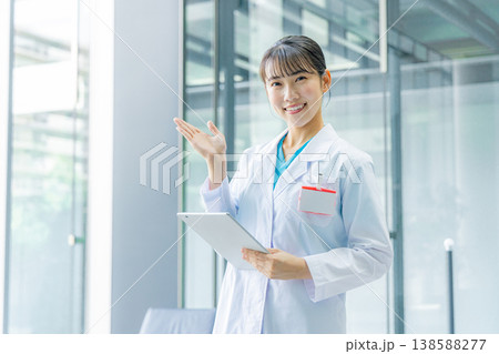 若い医師 138588277