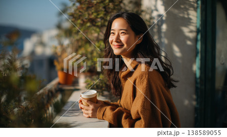 若い女性 コーヒー テイクアウト 屋外 散歩 笑顔 自然光 138589055
