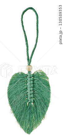 白背景に切り抜かれたウッドビーズ付きの緑色のマクラメ編みフェザーモチーフ 138589353