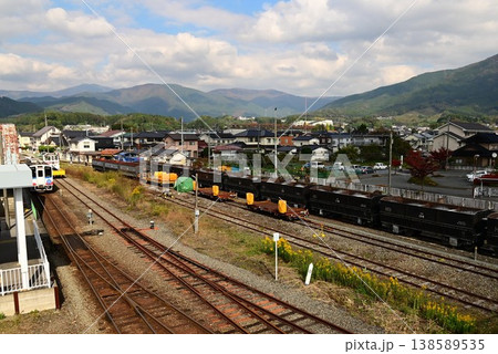 三陸鉄道リアス線の最南端駅　盛駅と石灰石輸送列車 138589535
