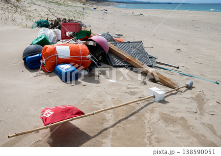 《砂丘 海岸 漂着ごみ 環境問題 風景》 《砂丘 海岸 漂着ごみ 環境問題 風景》 138590051