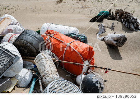 《砂丘 海岸 漂着ごみ 環境問題 風景》 138590052