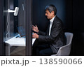 個室ポッドを利用してビデオ会議で説明を行う会社員の男性 個室ポッドを利用してビデオ会議で説明を行う会社員の男性 138590066
