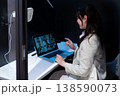 個室ポッドを利用してビデオ会議で説明を行う会社員の女性 個室ポッドを利用してビデオ会議で説明を行う会社員の女性 138590073