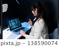 個室ポッドを利用してビデオ会議で説明を行う会社員の女性 個室ポッドを利用してビデオ会議で説明を行う会社員の女性 138590074