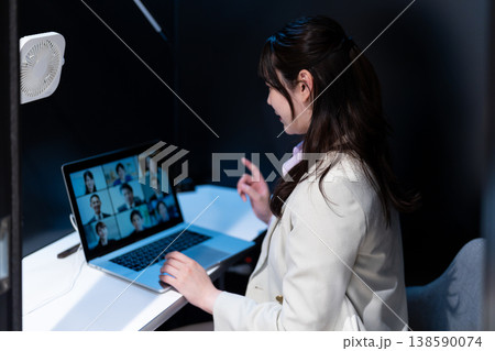 個室ポッドを利用してビデオ会議で説明を行う会社員の女性 個室ポッドを利用してビデオ会議で説明を行う会社員の女性 138590074