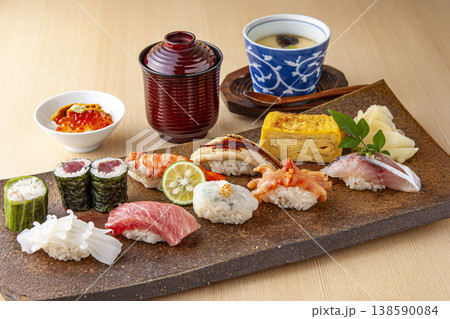 美味しそうな寿司の盛り合わせ 美味しそうな寿司の盛り合わせ 138590084