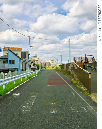 住宅街の中にある桜 住宅街の中にある桜 138590086