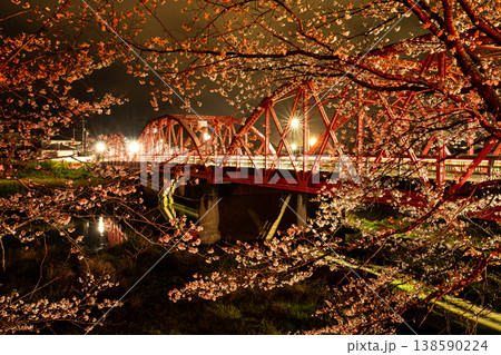 ライトアップされた夜桜と橋 ライトアップされた夜桜と橋 138590224
