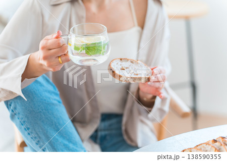 ダイニングテーブルで朝食をとる若いアジア人女性 ダイニングテーブルで朝食をとる若いアジア人女性 138590355