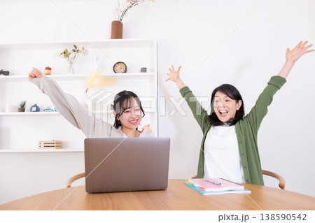 web合格発表を見て喜ぶ母と娘 138590542