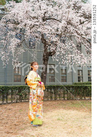 満開の桜と振袖,着物姿の二十歳の女性 138591252