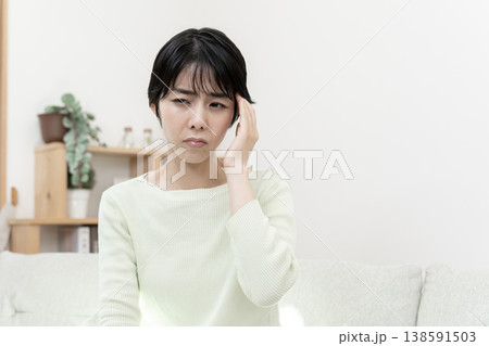 頭が痛い若い女性 頭痛 偏頭痛 片頭痛 頭が痛い若い女性 頭痛 偏頭痛 片頭痛 138591503