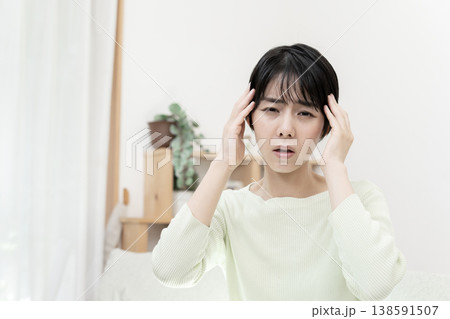 頭が痛い若い女性　頭痛　偏頭痛　片頭痛 138591507