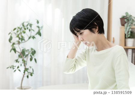 頭が痛い若い女性　頭痛　偏頭痛　片頭痛 138591509