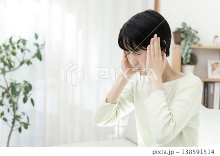 頭が痛い若い女性 頭痛 偏頭痛 片頭痛 頭が痛い若い女性 頭痛 偏頭痛 片頭痛 138591514