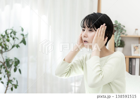 頭が痛い若い女性　頭痛　偏頭痛　片頭痛 138591515
