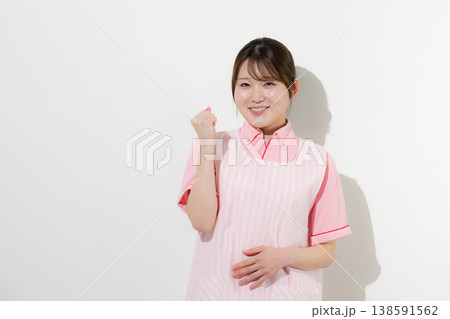 白背景で介護士や保育士として働く女性の訪問介護とやりがいある仕事のイメージ　応援やガッツポーズ 138591562