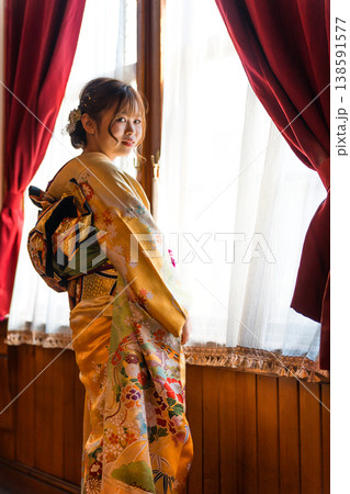 レトロ,アンティークな洋館,スタジオで窓の外を眺める振袖姿の二十歳の女性 138591577