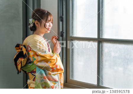 レトロ,アンティークな洋館,スタジオで窓の外を眺める振袖姿の二十歳の女性 138591578