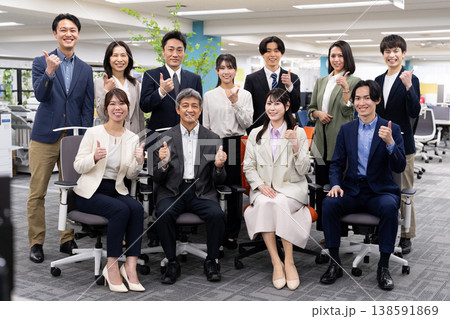 明るいオフィスで笑顔を見せるビジネスチームの集合写真 138591869