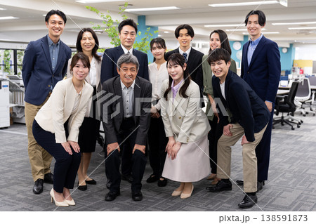 明るいオフィスで笑顔を見せるビジネスチームの集合写真 138591873
