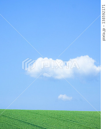 白い雲と青空が広がる爽やかな夏の北海道美瑛町のシンプルな風景 白い雲と青空が広がる爽やかな夏の北海道美瑛町のシンプルな風景 138592171