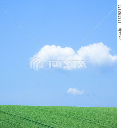白い雲と青空が広がる爽やかな夏の北海道美瑛町のシンプルな風景 138592172