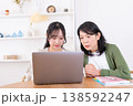 パソコンを見て不安な顔をする母と娘 138592247