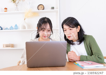 パソコンを見て不安な顔をする母と娘 パソコンを見て不安な顔をする母と娘 138592247