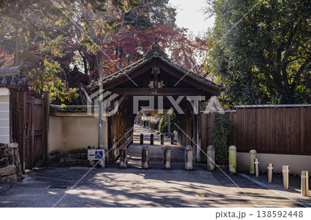 紅葉に包まれた東福寺臥雲橋 紅葉に包まれた東福寺臥雲橋 138592448