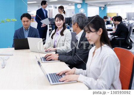 フリーアドレスの職場でコミュニケーションをとる会社員の男女 フリーアドレスの職場でコミュニケーションをとる会社員の男女 138593092