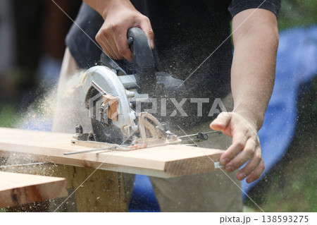 丸鋸で材木を切る男性 138593275