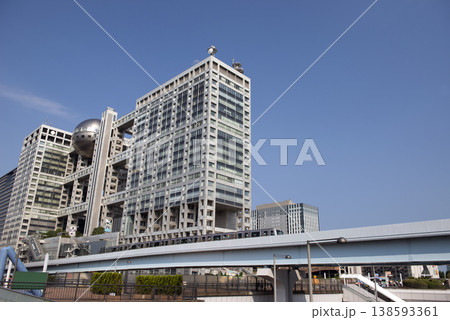 青空をバックにした東京お台場のフジテレビのビルとゆりかもめ 138593361