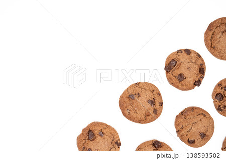 チョコチップクッキーと白背景の余白素材 138593502